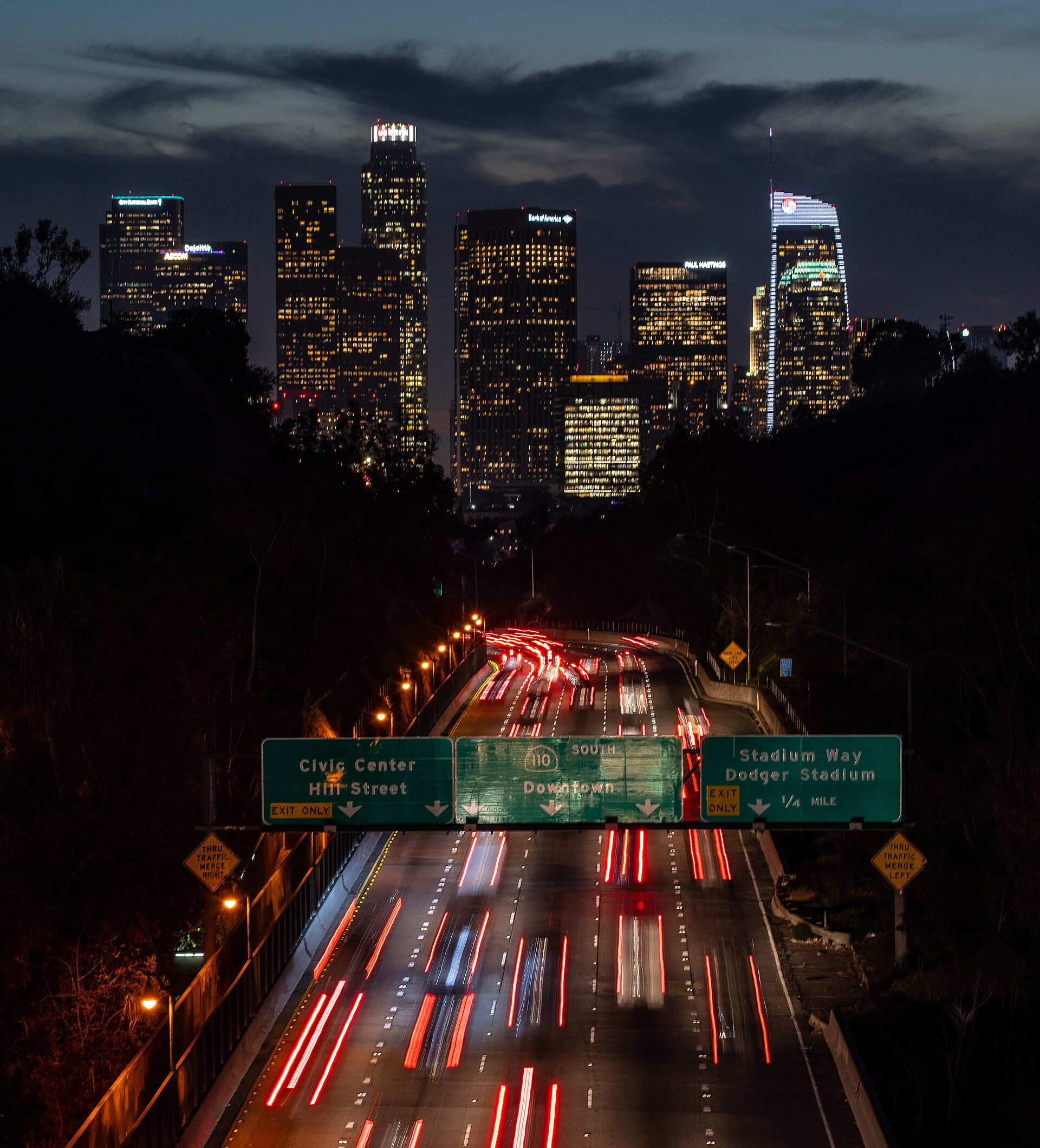 Centro de Los Angeles à noite, visto da freeway 110 com rastros de luz dos carros